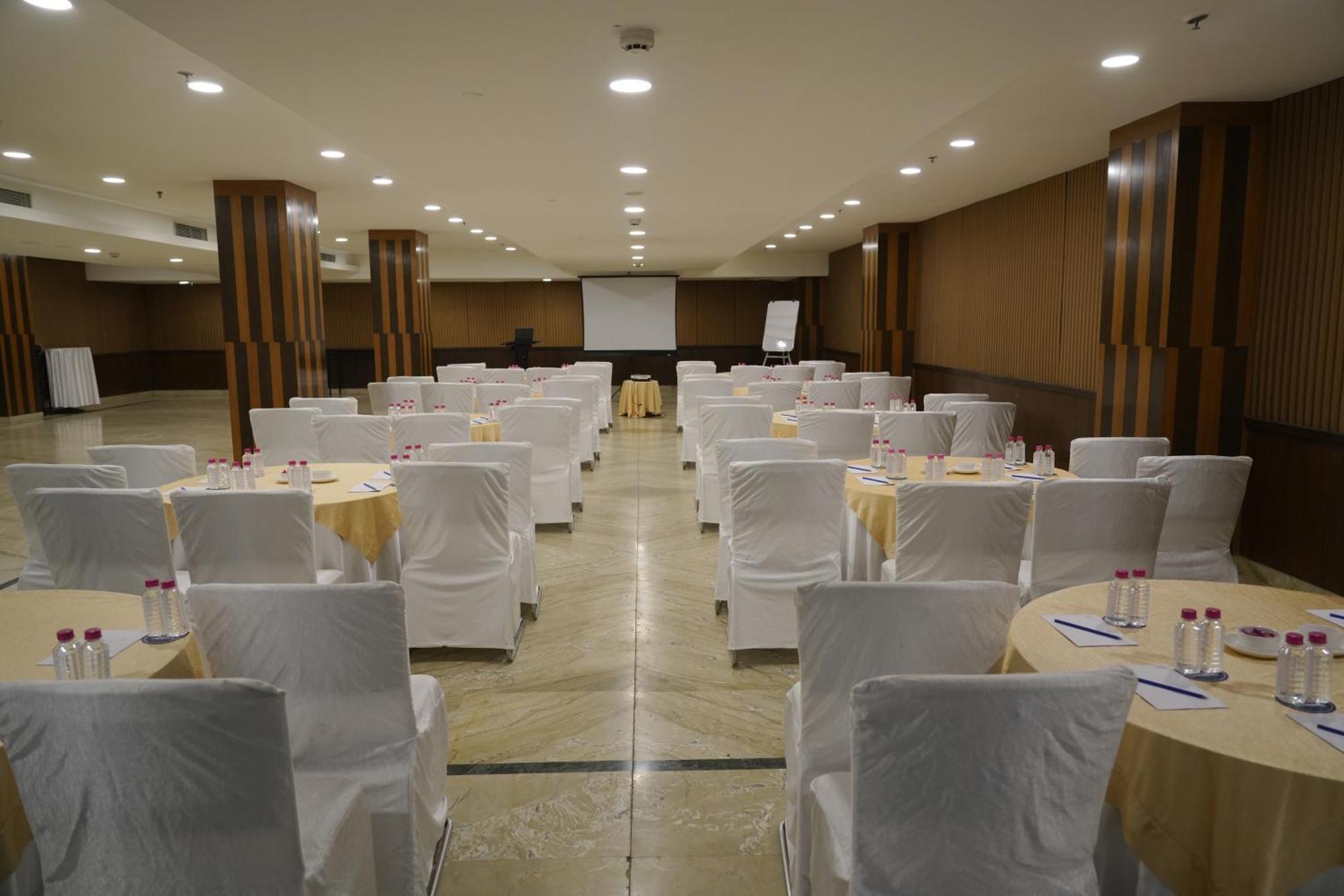 Four Points By Sheraton Vadodara Exterior photo