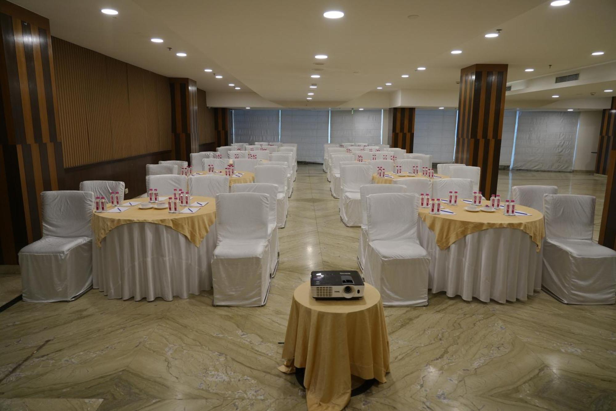 Four Points By Sheraton Vadodara Exterior photo