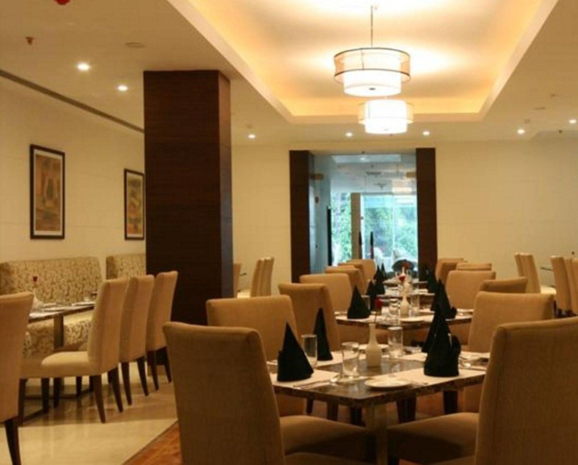 Four Points By Sheraton Vadodara Exterior photo