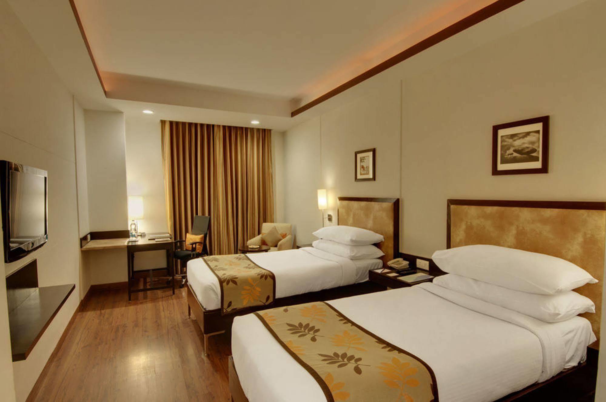 Four Points By Sheraton Vadodara Exterior photo